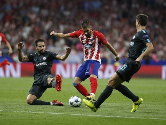 Partido de Liga de Campeones entre el Atlético y el Chelsea en el Wanda Metropolitano. En la imagen, Carrasco y Cesc. Champions League match between Atlético and Chelsea. In this picture, Carrasco and Cesc. 
