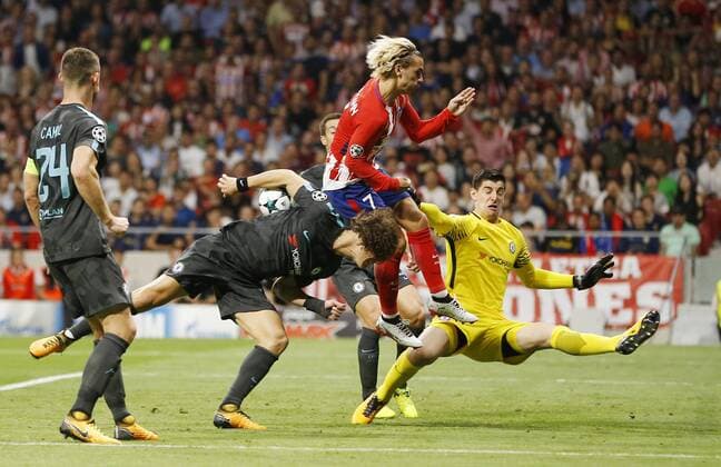Partido de Liga de Campeones entre el Atletico y el Chelsea en el Wanda Metropolitano. En la imagen, penatli de David Luiz. Champions League match betwee Atletico and Chelsea. In this picture, penalty of David Luiz. 