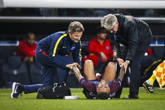 September 27, 2017 - Paris, Ile de France, France - Paris Saint-Germain s Brazilian defender Dani Alves (C) is treated during the UEFA Champions League football match between Paris Saint-Germain and Bayern Munich on September 27, 2017 at the Parc des Princes stadium in Paris. Paris Saint-Germain v Bayern Muenchen - UEFA Champions League  - ZUMAn230 20170927_zaa_n230_413 Copyright: xGeoffroyxVanxDerxHasseltx