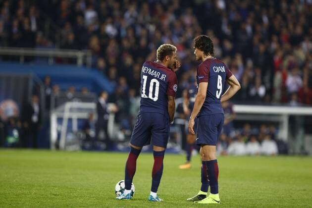 September 27, 2017 - Paris, Ile de France, France - Paris Saint-Germain s Brazilian forward Neymar (L) and Paris Saint-Germain s Uruguayan forward Edinson Cavani speaks before a free kick during the UEFA Champions League football match between Paris Saint-Germain and Bayern Munich on September 27, 2017 at the Parc des Princes stadium in Paris. Paris Saint-Germain v Bayern Muenchen - UEFA Champions League  - ZUMAn230 20170927_zaa_n230_477 Copyright: xMehdixTaamallahx