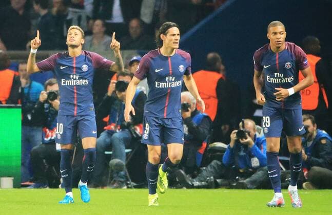 Fußball, CL, PSGs Stürmertrio Neymar, Mbappe und Cavani 20170927,CL, Champions League, Paris Saint Germain vs FC Bayern München, Fussball, im Bild: 3:0 jubel von Neymar (PSG), Edinson Cavani (PSG) und Kylian Mbappe (PSG)
