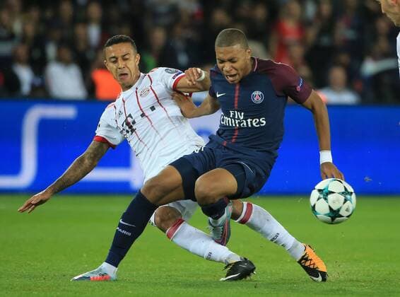20170927,CL, Champions League, Paris Saint Germain vs FC Bayern München, Fussball, im Bild: Kylian Mbappe (PSG) vorbei an Thiago (FCB)
