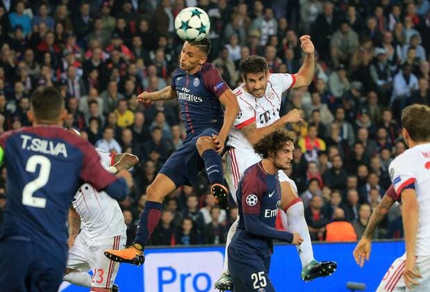 20170927,CL, Champions League, Paris Saint Germain vs FC Bayern München, Fussball, im Bild: Marquinhos (PSG), vs Javi Martinez (FCB), Adrien Rabiot (PSG) kann nicht springen