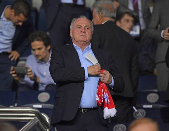 27.09.2017, Fussball UEFA Champions League 2017 2018, Gruppenphase, 2.Spieltag, Paris Saint Germain - FC Bayern München, im Stade du Parc des Princes in Paris. Präsident Uli Hoeness (FC Bayern) euf der Tribüne. 