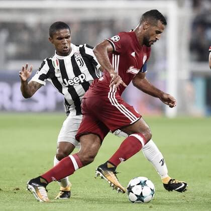Db Torino 27 09 2017 - Champions League Juventus-Olympiacos foto Daniele Buffa Image nella foto: Aleixys Romao-Douglas Costa 