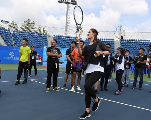 (170928) -- WUHAN, Sept. 28, 2017 -- Chinese two-time Grand Slam champion Li Na (front) shows tennis skills to young players during the 2017 WTA Tennis Damen Wuhan Open Project event in Wuhan, capital of central China s Hubei Province, on Sept. 28, 2017. ) (SP)CHINA-WUHAN-TENNIS-WTA-WUHAN OPEN-LI NA(CN) ChengxMin 