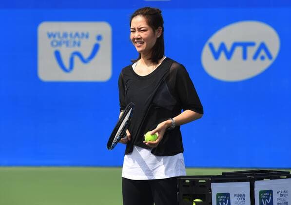 (170928) -- WUHAN, Sept. 28, 2017 -- Chinese two-time Grand Slam champion Li Na shows tennis skills to young players during the 2017 WTA Tennis Damen Wuhan Open Project event in Wuhan, capital of central China s Hubei Province, on Sept. 28, 2017. ) (SP)CHINA-WUHAN-TENNIS-WTA-WUHAN OPEN-LI NA(CN) ChengxMin 