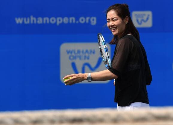 (170928) -- WUHAN, Sept. 28, 2017 -- Chinese two-time Grand Slam champion Li Na shows tennis skills to young players during the 2017 WTA Tennis Damen Wuhan Open Project event in Wuhan, capital of central China s Hubei Province, on Sept. 28, 2017. ) (SP)CHINA-WUHAN-TENNIS-WTA-WUHAN OPEN-LI NA(CN) ChengxMin 