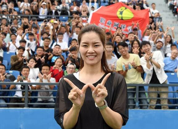 Bilder des Tages - SPORT (170928) -- WUHAN, Sept. 28, 2017 -- Chinese two-time Grand Slam champion Li Na gestures with young tennis players during the 2017 WTA Tennis Damen Wuhan Open Project event in Wuhan, capital of central China s Hubei Province, on Sept. 28, 2017. ) (SP)CHINA-WUHAN-TENNIS-WTA-WUHAN OPEN-LI NA(CN) ChengxMin 