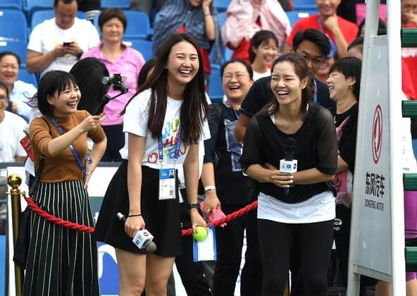(170928) -- WUHAN, Sept. 28, 2017 -- Chinese two-time Grand Slam champion Li Na (1st R, front) communicates with young tennis players during the 2017 WTA Tennis Damen Wuhan Open Project event in Wuhan, capital of central China s Hubei Province, on Sept. 28, 2017. ) (SP)CHINA-WUHAN-TENNIS-WTA-WUHAN OPEN-LI NA(CN) ChengxMin 