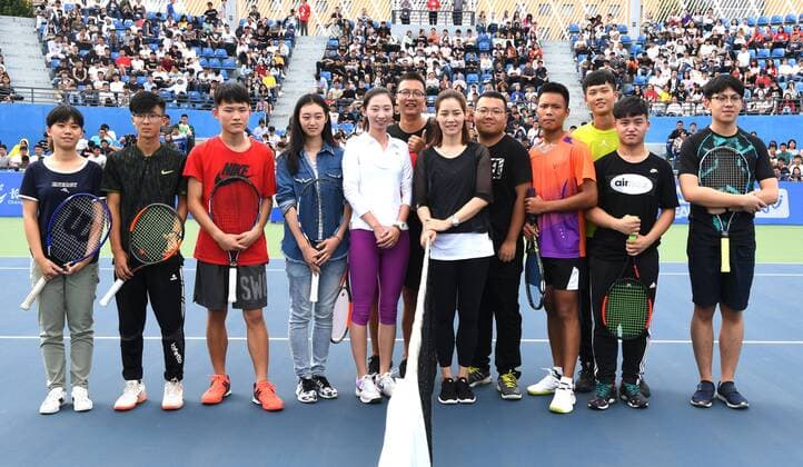 (170928) -- WUHAN, Sept. 28, 2017 -- Chinese two-time Grand Slam champion Li Na (6th R) takes photo with young tennis players during the 2017 WTA Tennis Damen Wuhan Open Project event in Wuhan, capital of central China s Hubei Province, on Sept. 28, 2017. ) (SP)CHINA-WUHAN-TENNIS-WTA-WUHAN OPEN-LI NA(CN) ChengxMin 