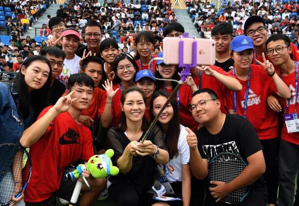 (170928) -- WUHAN, Sept. 28, 2017 -- Chinese two-time Grand Slam champion Li Na (3rd R, front) takes selfie with young tennis players during the 2017 WTA Tennis Damen Wuhan Open Project event in Wuhan, capital of central China s Hubei Province, on Sept. 28, 2017. ) (SP)CHINA-WUHAN-TENNIS-WTA-WUHAN OPEN-LI NA(CN) ChengxMin 