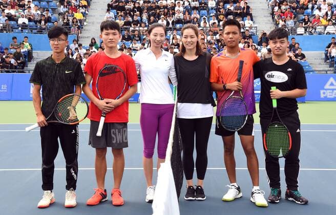 (170928) -- WUHAN, Sept. 28, 2017 -- Chinese two-time Grand Slam champion Li Na (3rd R) takes photo with young tennis players during the 2017 WTA Tennis Damen Wuhan Open Project event in Wuhan, capital of central China s Hubei Province, on Sept. 28, 2017. ) (SP)CHINA-WUHAN-TENNIS-WTA-WUHAN OPEN-LI NA(CN) ChengxMin 
