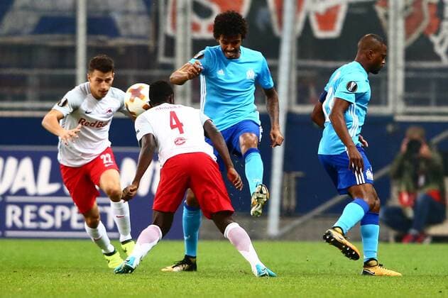 SOCCER - EL, RBS vs Marseille SALZBURG,AUSTRIA,28.SEP.17 - SOCCER - UEFA Europa League, group stage, Red Bull Salzburg vs Olympique Marseille. Image shows Stefan Lainer (RBS), Luiz Gustavo (Marseille) and Amadou Haidara (RBS). GEPAxpictures xFelixxRoittner