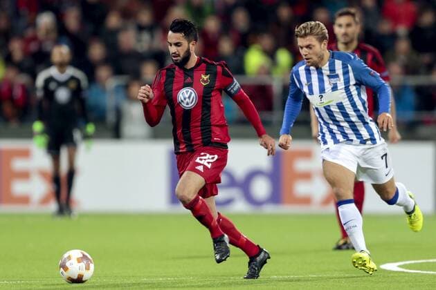 170928 Östersunds Brwa Nouri och Hertha Berlins Alexander Esswein under fotbollsmatchen i Europa League mellan Östersund och Hertha Berlin den 28 september 2017 i Östersund.  Copyright: TOBIASxNYKÄNEN BB170928TN005