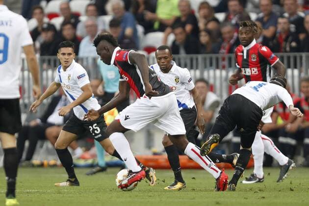 (L-R) Navarone Foor of Vitesse, Mario Balotelli of OCG Nice, Thulani Serero of Vitesse, Allan Saint-Maximin of OCG Nice, Bryan Linssen of Vitesse during the UEFA Europa League group K match match between OGC Nice and Vitesse Arnhem on September 28, 2017 at the Allianz Riviera in Nice, France UEFA Europa League 2017 2018 xVIxVIxImagesx xMauricexvanxSteenxIVx 8879269