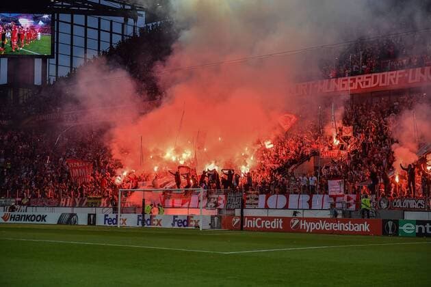 28.09.2017, xjpx, Fussball Europa League, 1.FC Koeln - Roter Stern Belgrad, emspor v.l. Pyrotechnik im Block der Koelner Koeln