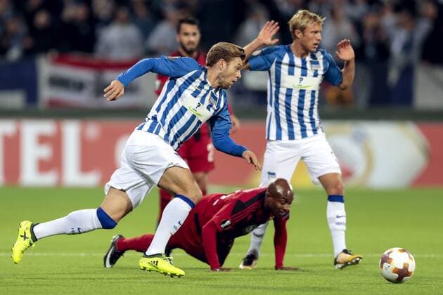 170928 Hertha Berlins Alexander Esswein och Östersunds Fouad Bachirou under fotbollsmatchen i Europa League mellan Östersund och Hertha Berlin den 28 september 2017 i Östersund.  Copyright: TOBIASxNYKÄNEN BB170928TN006