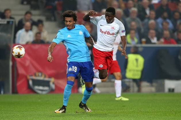 SOCCER - EL, RBS vs Marseille SALZBURG,AUSTRIA,28.SEP.17 - SOCCER - UEFA Europa League, group stage, Red Bull Salzburg vs Olympique Marseille. Image shows Luiz Gustavo (Marseille) and Amadou Haidara (RBS). GEPAxpictures xMathiasxMandl
