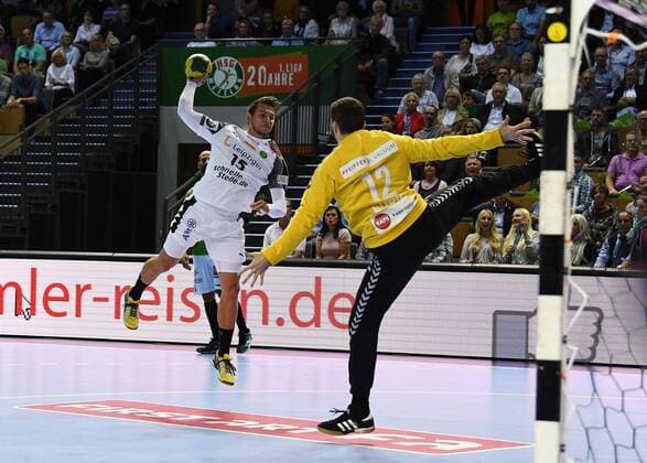 28.09.2017, xjhx, Handball HBL, HSG Wetzlar - DHfK Leipzig, emspor, v.l. Yves Kunkel (DHFK Leipzig), Benjamin Buric (HSG Wetzlar) Wetzlar