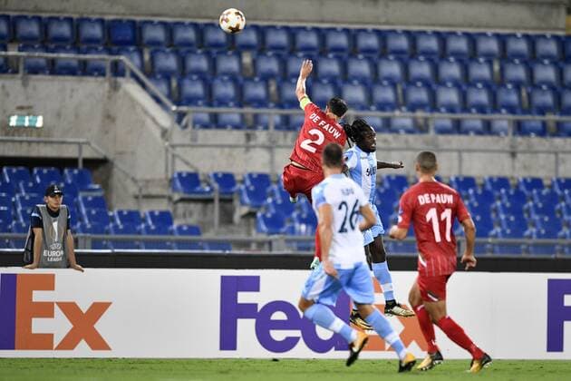 Essevee s Davy De fauw and Lazio s Jordan Lukaku fight for the ball during a soccer game between Italian club Societa Sportiva Lazio and Belgian team SV Zulte Waregem, in Roma, Italy, Thursday 28 September 2017, the second game of the group stage (Group K) of the UEFA Europa League competition. YORICKxJANSENS  x05174188x