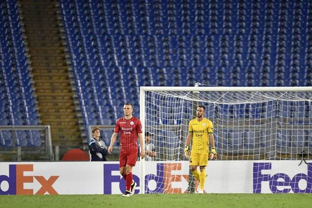 Essevee s Timothy Derijck and Essevee s goalkeeper Nicola Leali pictured during a soccer game between Italian club Societa Sportiva Lazio and Belgian team SV Zulte Waregem, in Roma, Italy, Thursday 28 September 2017, the second game of the group stage (Group K) of the UEFA Europa League competition. YORICKxJANSENS  x05174184x