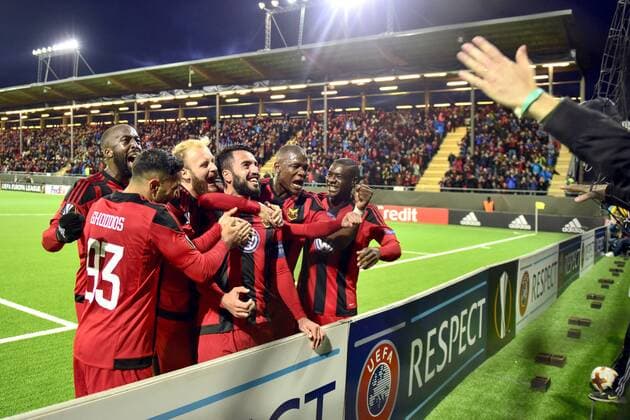 Bilder des Tages - SPORT 170928 Östersunds Brwa Nouri jublar med lagkamrater efter 1-0 pa straff under fotbollsmatchen i Europa League mellan Östersund och Hertha Berlin den 28 september 2017 i Östersund.  Copyright: ERIKxMARTENSSON BB170928BB284