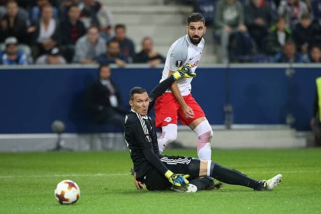 Bilder des Tages - SPORT SOCCER - EL, RBS vs Marseille SALZBURG,AUSTRIA,28.SEP.17 - SOCCER - UEFA Europa League, group stage, Red Bull Salzburg vs Olympique Marseille. Image shows Yohann Pele (Marseille) and Munas Dabbur (RBS). GEPAxpictures xMathiasxMandl