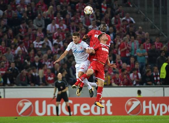 28.09.2017, xjpx, Fussball Europa League, 1.FC Koeln - Roter Stern Belgrad, emspor v.l. Kopfballduell zwischen Nenad Milijas (Belgrad) Salih Özcan (Koeln) und Sehrou Guirassy (Koeln) Koeln
