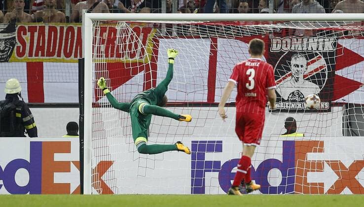 Bilder des Tages - SPORT Köln, RheinEnergieStadion, 28.09.17: Torwart Timo Horn (1.FC Köln) bekommt das 0:1 Gegentor im Europaleague zwischen 1.FC Köln vs. Roter Stern Belgrad in der Saison 2017 2018.