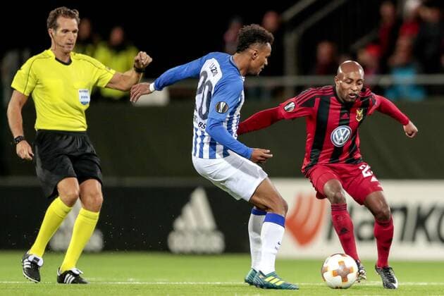 170928 Hertha Berlins Valentino Lazaro och Östersunds Fouad Bachirou under fotbollsmatchen i Europa League mellan Östersund och Hertha Berlin den 28 september 2017 i Östersund.  Copyright: TOBIASxNYKÄNEN BB170928TN008