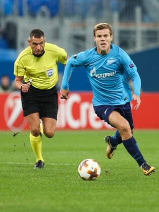 ST PETERSBURG, RUSSIA - SEPTEMBER 28, 2017: Referee Andre Marriner (L) and FC Zenit St Petersburg s Alexander Kokorin in the 2017-18 UEFA Europa League Group L Round 2 football match against FC Real Sociedad at Saint Petersburg Stadium. Peter Kovalev TASS  TS0624C8