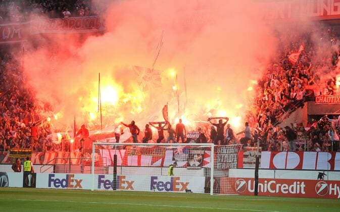 Europaleague: 1. FC Köln - Roter Stern Belgrad 28.09.2017. Fanblock des 1. FC Köln mit Bengalos. HM