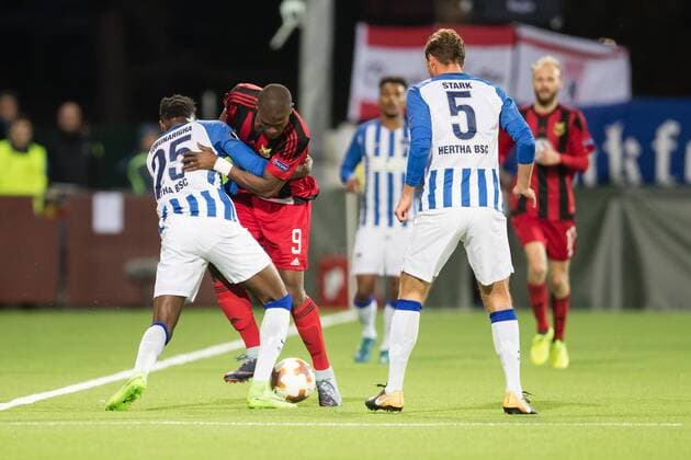 170928 Hertha Berlin?s Jordan Torunarigha mot Östersunds Alhaji Gero under fotbollsmatchen i Europa League mellan Östersund och Hertha Berlin den 28 september 2017 i Östersund.  Copyright: TOBIASxNYKÄNEN BB170928TN010