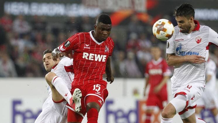 Köln, RheinEnergieStadion, 28.09.17: Jhon Cordoba (1.FC Köln) (L) gegen Damien Le Tallec (R) und Marko Gobeljic im Europaleague zwischen 1.FC Köln vs. Roter Stern Belgrad in der Saison 2017 2018.