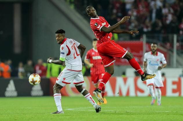 Koeln, Deutschland 28.09.2017, UEFA Europa League - 2017 18 Season, 2nd game day, 1. FC Koeln - Roter Stern Belgrad, Mitchell Donald (Belgrad) und Sehrou Guirassy (KOE) im Zweikampf ( DeFodi048