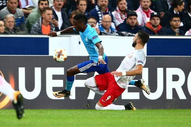 SOCCER - EL, RBS vs Marseille SALZBURG,AUSTRIA,28.SEP.17 - SOCCER - UEFA Europa League, group stage, Red Bull Salzburg vs Olympique Marseille. Image shows Bouna Sarr (Marseille) and Munas Dabbur (RBS). GEPAxpictures xFelixxRoittner