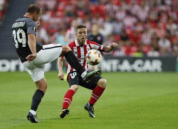 DAVID S BUSTAMANTE 28 09 2017 BILBAO PAIS VASCO Partido de la Jornada 2 de la UEFA Europa League disputado entre el Athletic de Bilbao y el FC Zorya Luhansk en el Estadio San Mames de Bilbao Iker Muniain Go?i y Yevhen Opanasenko luchan por el balon  xDAVIDxS.xBUSTAMANTEx xx