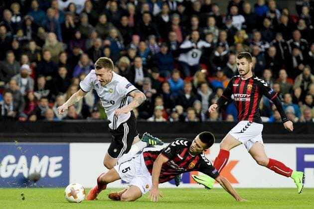 170928 Nicklas Bendtner of Rosenborg is brought down by Visar Musliu of FK Vardar for a penalty kick during the UEFA Europa League match between Rosenborg and FK Vardar Skopje on September 28, 2017 in Trondheim. Photo: Jon Olav Nesvold BILDBYRN kod JE 160033  Copyright: JONxOLAVxNESVOLD BB170928BB523