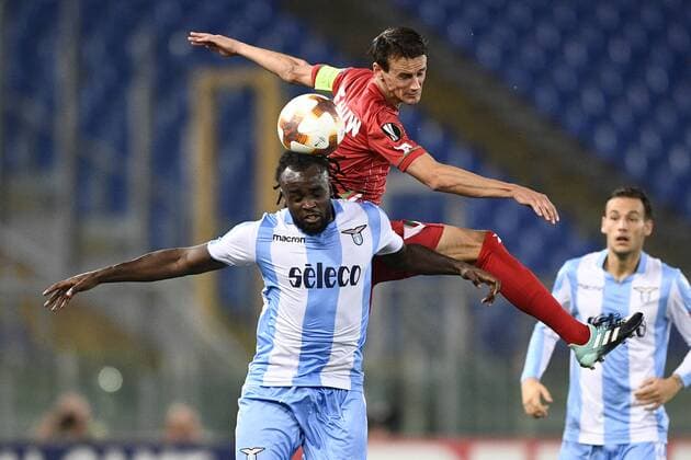 Bilder des Tages - SPORT Lazio s Jordan Lukaku and Essevee s Davy De fauw fight for the ball during a soccer game between Italian club Societa Sportiva Lazio and Belgian team SV Zulte Waregem, in Roma, Italy, Thursday 28 September 2017, the second game of the group stage (Group K) of the UEFA Europa League competition. YORICKxJANSENS  x05174211x