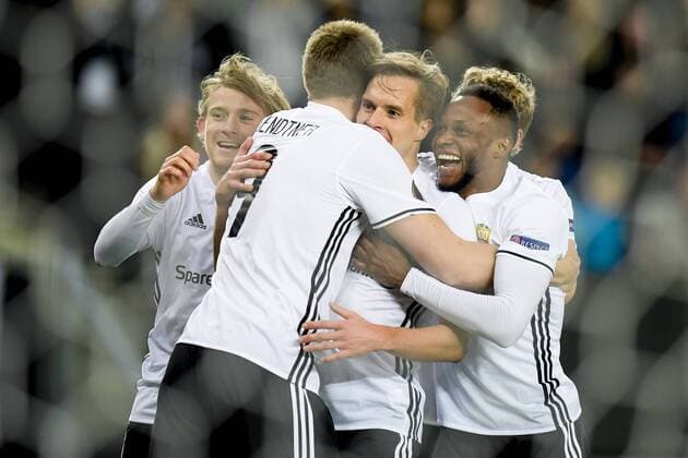 170928 Anders Konradsen of Rosenborg celebrates with teammates Yann-Erik de Lanlay, Nicklas Bendtner and Samuel Adegbenro after scoring 2-0 during the UEFA Europa League match between Rosenborg and FK Vardar Skopje on September 28, 2017 in Trondheim. Photo: Jon Olav Nesvold BILDBYRN kod JE 160033  Copyright: JONxOLAVxNESVOLD BB170928BB525
