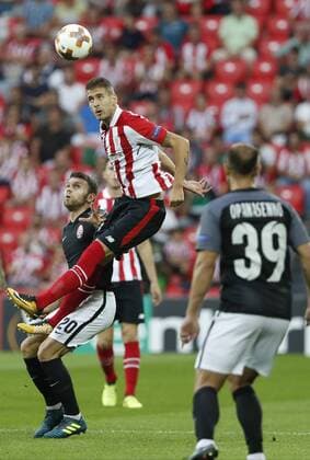 DAVID S BUSTAMANTE 28 09 2017 BILBAO PAIS VASCO Partido de la Jornada 2 de la UEFA Europa League disputado entre el Athletic de Bilbao y el FC Zorya Luhansk en el Estadio San Mames de Bilbao Enric Saborit Teixidor y Oleksandr Karavaev en un salto por el balon  xDAVIDxS.xBUSTAMANTEx xx
