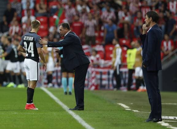 DAVID S BUSTAMANTE 28 09 2017 BILBAO PAIS VASCO Partido de la Jornada 2 de la UEFA Europa League disputado entre el Athletic de Bilbao y el FC Zorya Luhansk en el Estadio San Mames de Bilbao el entrenador Iurii Vernydub dialoga con Dmytro Grechyshkin  xDAVIDxS.xBUSTAMANTEx xx