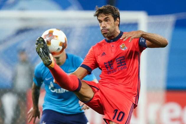 ST PETERSBURG, RUSSIA - SEPTEMBER 28, 2017: FC Real Sociedad s Xabi Prieto (R) in action in their 2017-18 UEFA Europa League Group L Round 2 football match against FC R Zenit St Petersburg at Saint Petersburg Stadium. Peter Kovalev TASS  TS0624E8