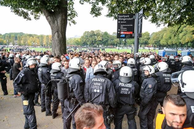 Themen der Woche - SPORT Bilder des Tages - SPORT Die Polizei sichert das Gelaende beim Eintreffen der Fans aus Belgrad, 1. FC Koeln - Roter Stern Belgrad Koeln Copyright: xEIBNER BenjaminxHornx EP_BHN