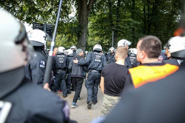 Die Polizei sichert das Gelaende beim Eintreffen der Fans aus Belgrad, 1. FC Koeln - Roter Stern Belgrad Koeln Copyright: xEIBNER BenjaminxHornx EP_BHN