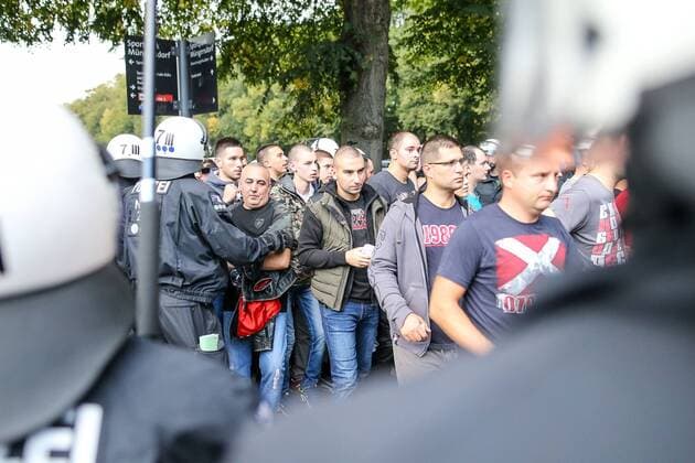 Die Polizei sichert das Gelaende beim Eintreffen der Fans aus Belgrad, 1. FC Koeln - Roter Stern Belgrad Koeln Copyright: xEIBNER BenjaminxHornx EP_BHN