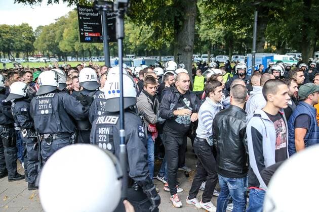 Die Polizei sichert das Gelaende beim Eintreffen der Fans aus Belgrad, 1. FC Koeln - Roter Stern Belgrad Koeln Copyright: xEIBNER BenjaminxHornx EP_BHN