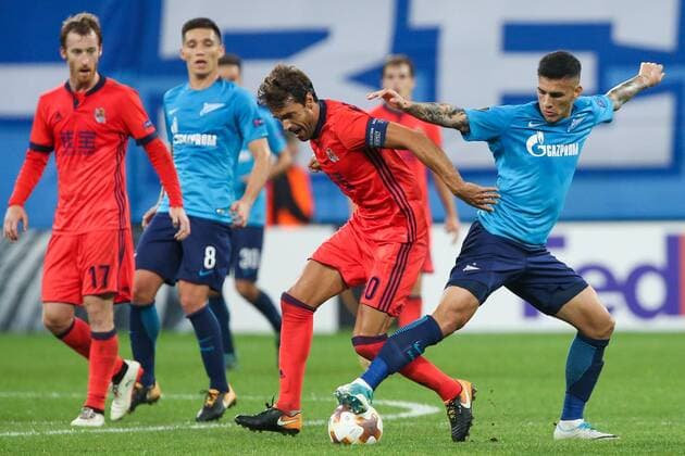 ST PETERSBURG, RUSSIA - SEPTEMBER 28, 2017: FC Real Sociedad s David Zurutuza (L), Xabi Prieto (2nd R) and Zenit St Petersburg s Matias Kranevitter (2nd L), Leandro Paredes (R) fight for the ball in their 2017-18 UEFA Europa League Group L Round 2 football match at Saint Petersburg Stadium. Peter Kovalev TASS  TS0624F2