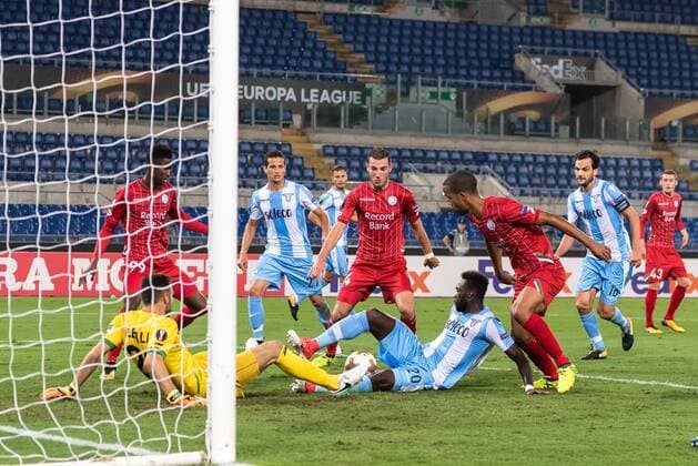 (L-R) goalkeeper Nicola Leali of SV Zulte Ware,gem Peter Olayinka of SV Zulte Waregem, Luis Felipe Ramos Marchi of SS Lazio, Michael Heylen of SV Zulte Waregem, Felipe Caicedo of SS Lazio, Marvin Baudry of SV Zulte Waregem, Marco Parolo of SS Lazio during the UEFA Europa League group K match between Lazio Roma and Zulte Waregem at Stadio Olimpico on September 28, 2017 in Rome, Italy UEFA Europa League 2017 2018 xVIxVIxImagesx xGerritxvanxKeulenxIVx 8879816